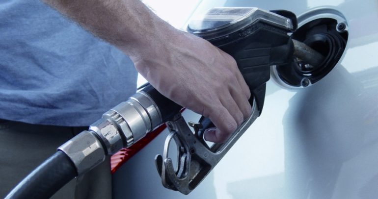 كيف يجب تعبئة خزان الوقود في السيارة  ؟